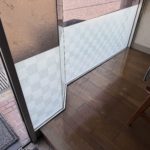 店内から見たサンゲツGF1753市松雲肌の施工後。光をやわらかく通す和モダンな窓辺